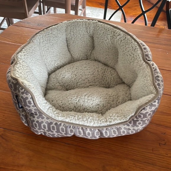 Wag & Woof gray & white insulated small medium doughnut dog bed - Picture 2 of 14